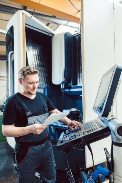 operator strojov