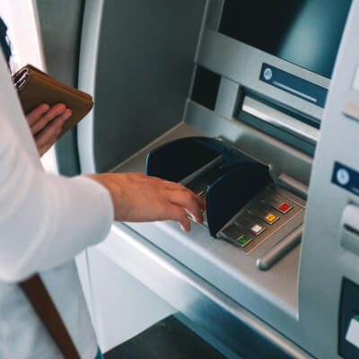 poplatky za vyber z bankomatu v zahranici