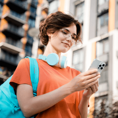 Blokovanie karty k Študentskému účtu je najrýchlejšie cez bankovú aplikáciu. | Tatra banka študentka s mobilom v ruke