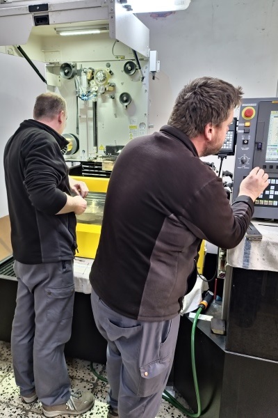 Nastavovanie drôtovej rezačky  nastavovanie drotovej rezacky