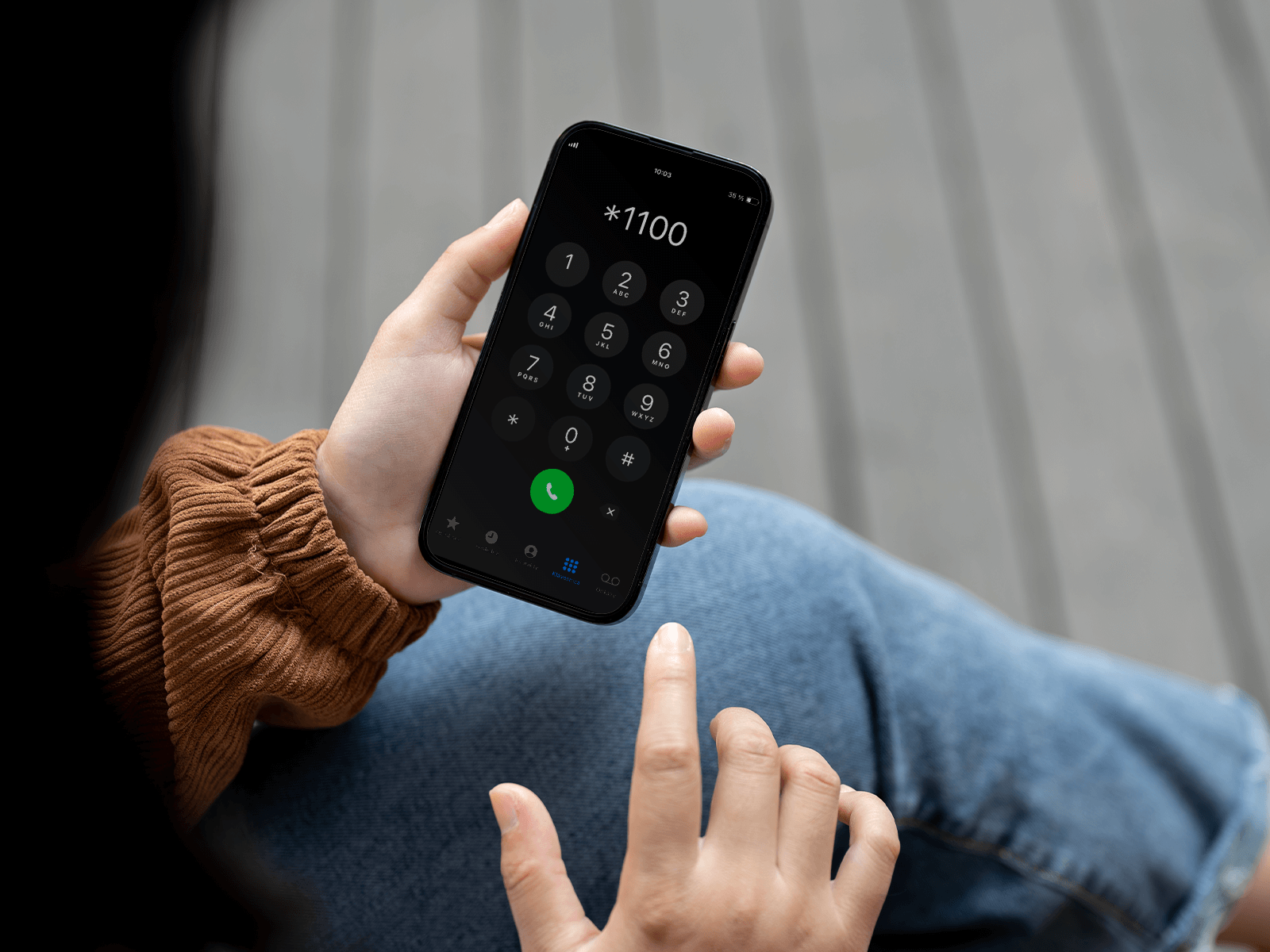 Ak máte podozrenie, že s bankomatom bolo manipulované, transakciu nerealizujte a vaše podozrenie nahláste na DIALOG Live *1100. | Tatra banka Ak máte podozrenie, že s bankomatom bolo manipulované, transakciu nerealizujte a vaše podozrenie nahláste na DIALOG Live *1100.