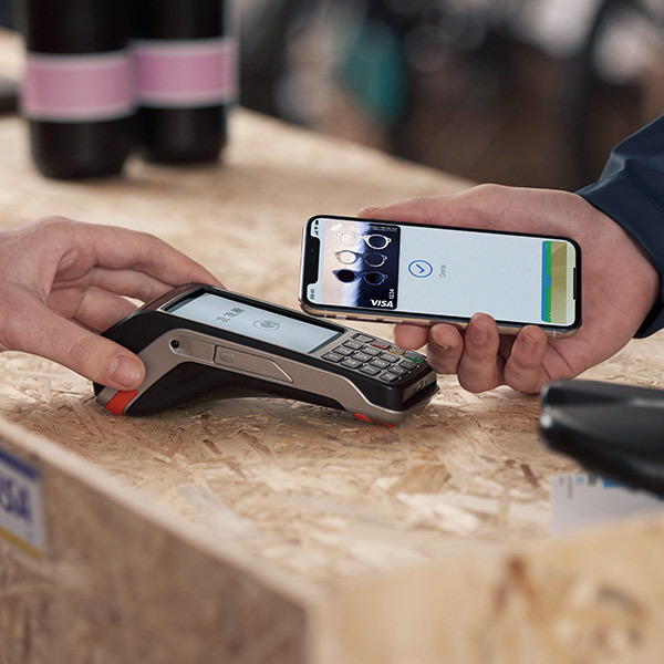 S Apple Pay stačí len priložiť zariadenie k terminálu obchodníka