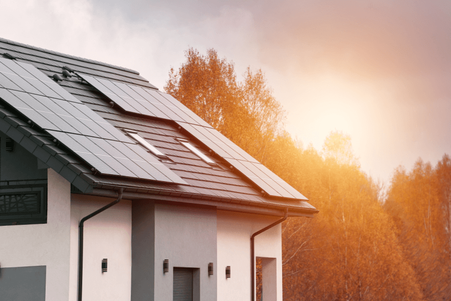 Fotovoltiku môžete mať rýchlo a jednoducho s úverom od Tatra banky | Tatra banka dom s fotovoltickymi panelmi na streche